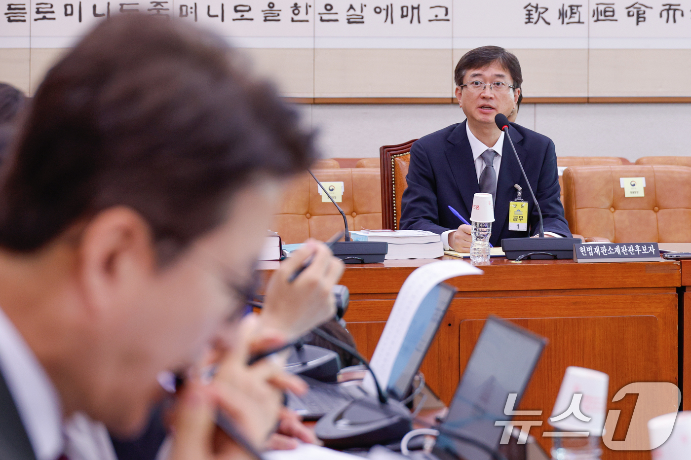 (서울=뉴스1) 안은나 기자 = 오영준 헌법재판관 후보자가 18일 오전 서울 여의도 국회 법제사법위원회에서 열린 인사청문회에 출석해 의원 질의에 답하고 있다. 2025.7.18/뉴 …