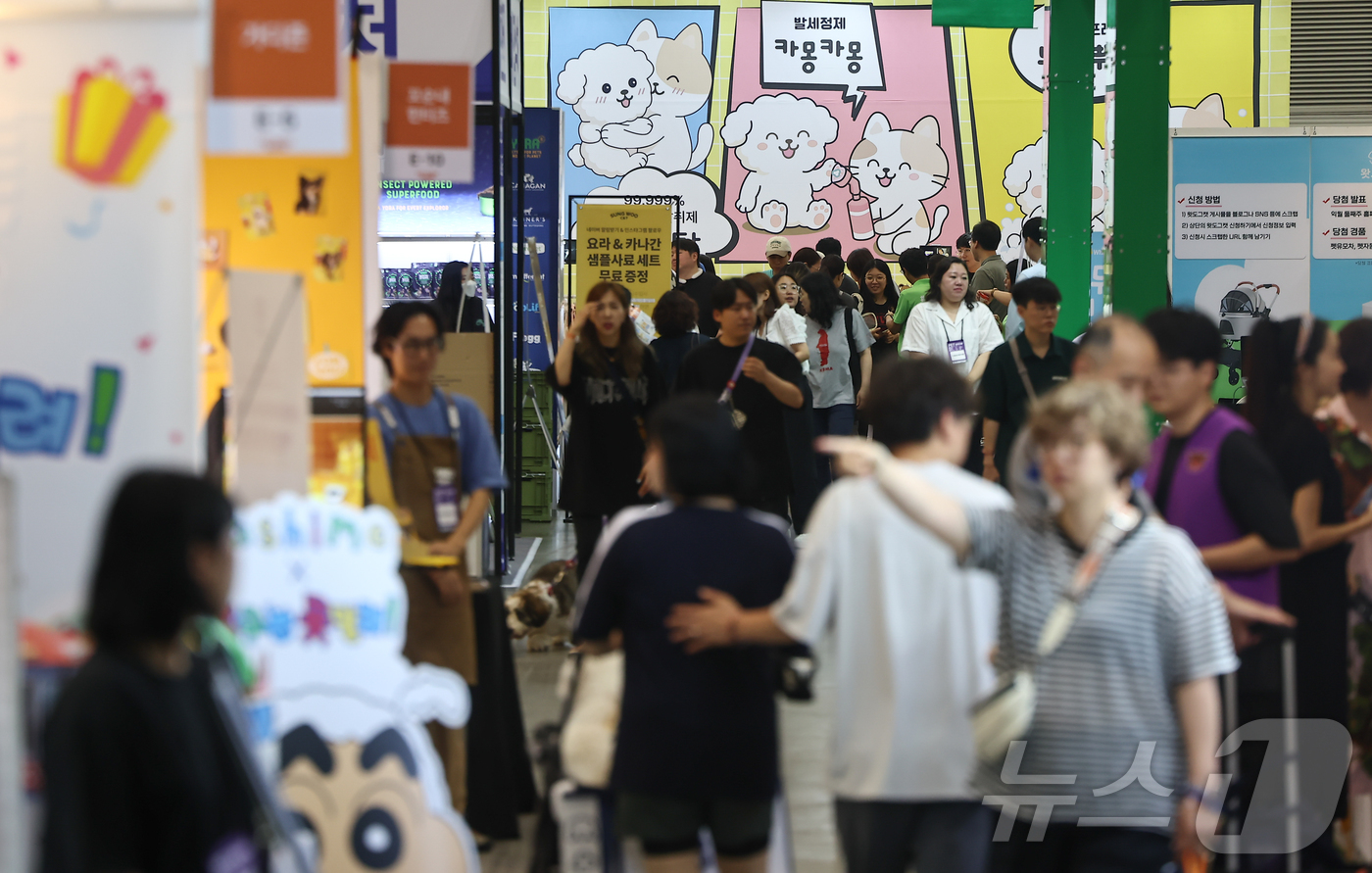 (고양=뉴스1) 김도우 기자 = 18일 경기 고양시 킨텍스에서 열린 '2025 펫쇼코리아'에서 관람객들이 부스를 둘러보고 있다. 2025.7.18/뉴스1