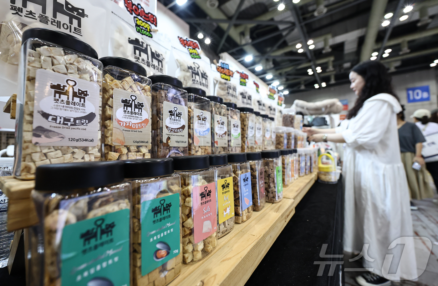 (고양=뉴스1) 김도우 기자 = 18일 경기 고양시 킨텍스에서 열린 '2025 펫쇼코리아'에서 관람객들이 반려동물 간식을 살펴보고 있다. 2025.7.18/뉴스1