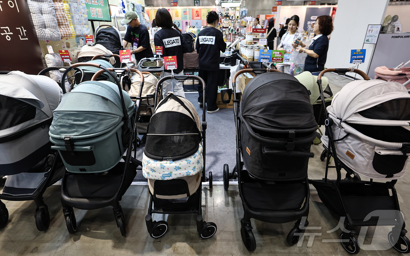 (고양=뉴스1) 김도우 기자 = 18일 경기 고양시 킨텍스에서 열린 '2025 펫쇼코리아'에서 관람객들이 반려동물용 유모차를 살펴보고 있다. 2025.7.18/뉴스1