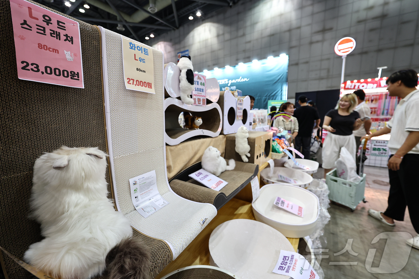(고양=뉴스1) 김도우 기자 = 18일 경기 고양시 킨텍스에서 열린 '2025 펫쇼코리아'에서 관람객들이 반려동물 놀이용품을 살펴보고 있다. 2025.7.18/뉴스1