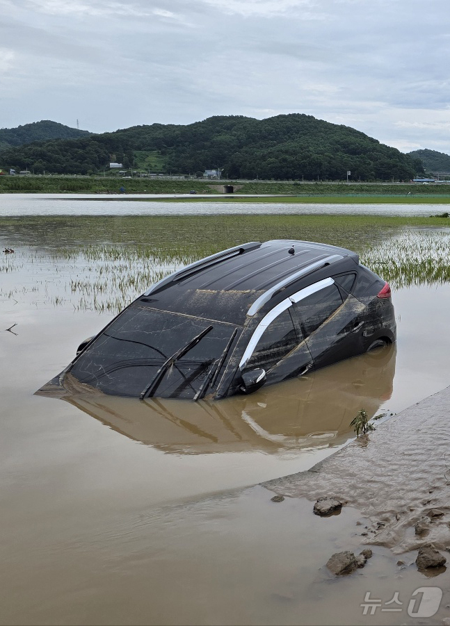 (아산=뉴스1) 이시우 기자 = 18일 충남 아산시 염치읍 곡교리 고불교 일대가 지난 폭우로 침수 피해가 발생했다. 지난 폭우로 미쳐 빠져 나가지 못한 차량이 물위에 떠 있다. 2 …