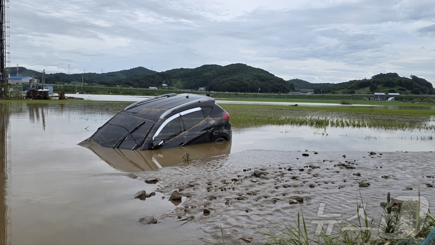 (아산=뉴스1) 이시우 기자 = 18일 충남 아산시 염치읍 곡교리 고불교 일대가 지난 폭우로 침수 피해가 발생했다. 지난 폭우로 미쳐 빠져 나가지 못한 차량이 물위에 떠 있다. 2 …