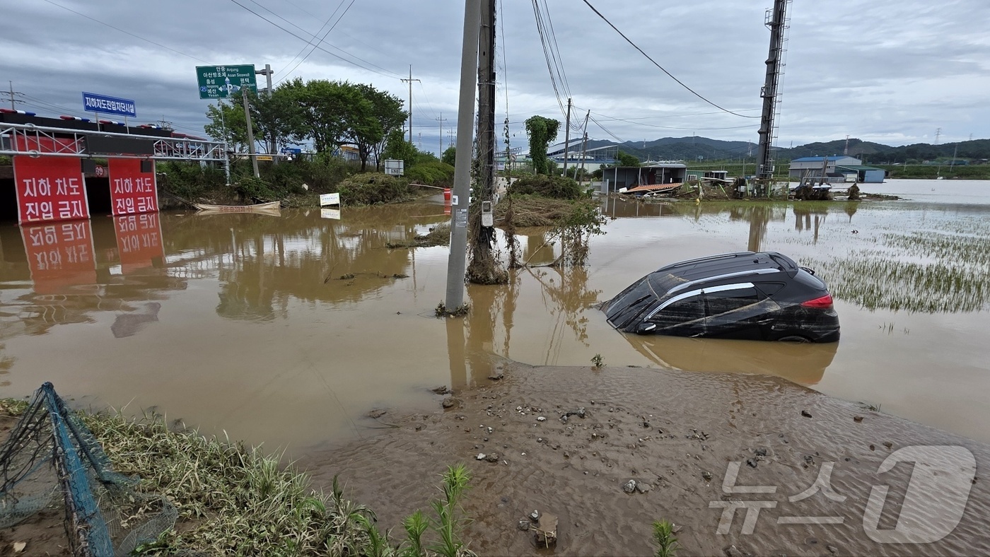 (아산=뉴스1) 이시우 기자 = 18일 충남 아산시 염치읍 곡교리 고불교 일대가 지난 폭우로 침수 피해가 발생했다. 지난 폭우로 미쳐 빠져 나가지 못한 차량이 물위에 떠 있다. 2 …