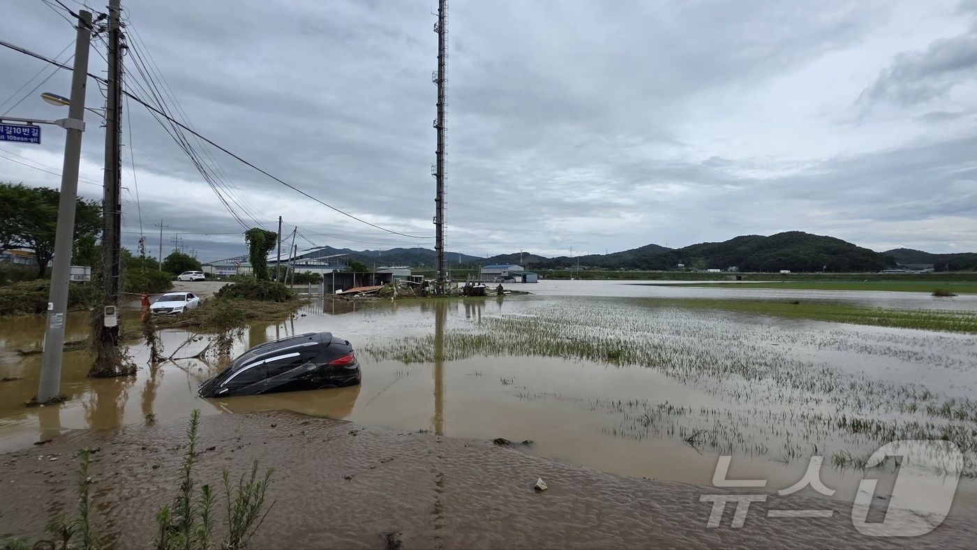 (아산=뉴스1) 이시우 기자 = 18일 충남 아산시 염치읍 곡교리 고불교 일대가 지난 폭우로 침수 피해가 발생했다. 지난 폭우로 미쳐 빠져 나가지 못한 차량이 물위에 떠 있다. 2 …
