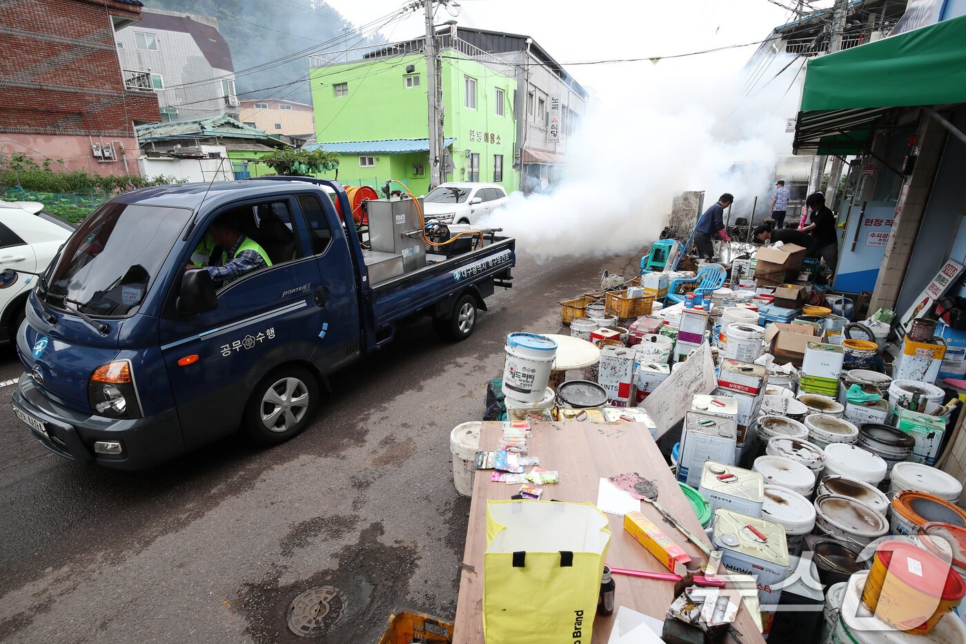 본문 이미지 - 18일 오전 대구 북구 노곡동에서 북구보건소 소독차가 전날 침수됐던 동네 곳곳을 다니며 방역작업을 하고 있다. 2025.7.18/뉴스1 ⓒ News1 공정식 기자