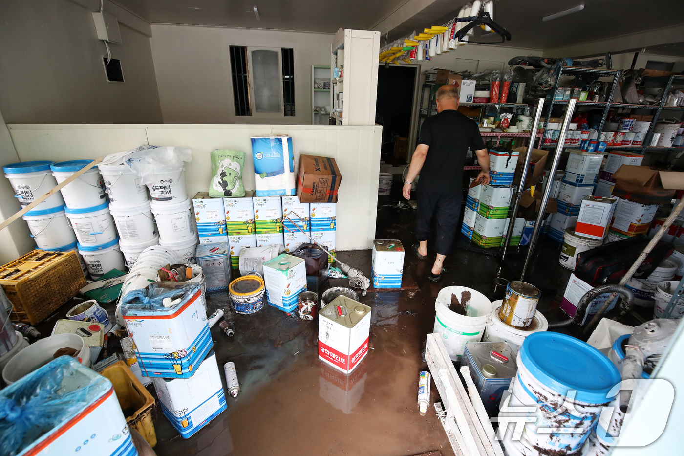 (대구=뉴스1) 공정식 기자 = 18일 오전 대구 북구 노곡동 한 페인트 가게가 전날 침수된 채 아수라장으로 변해 있다. 2025.7.18/뉴스1