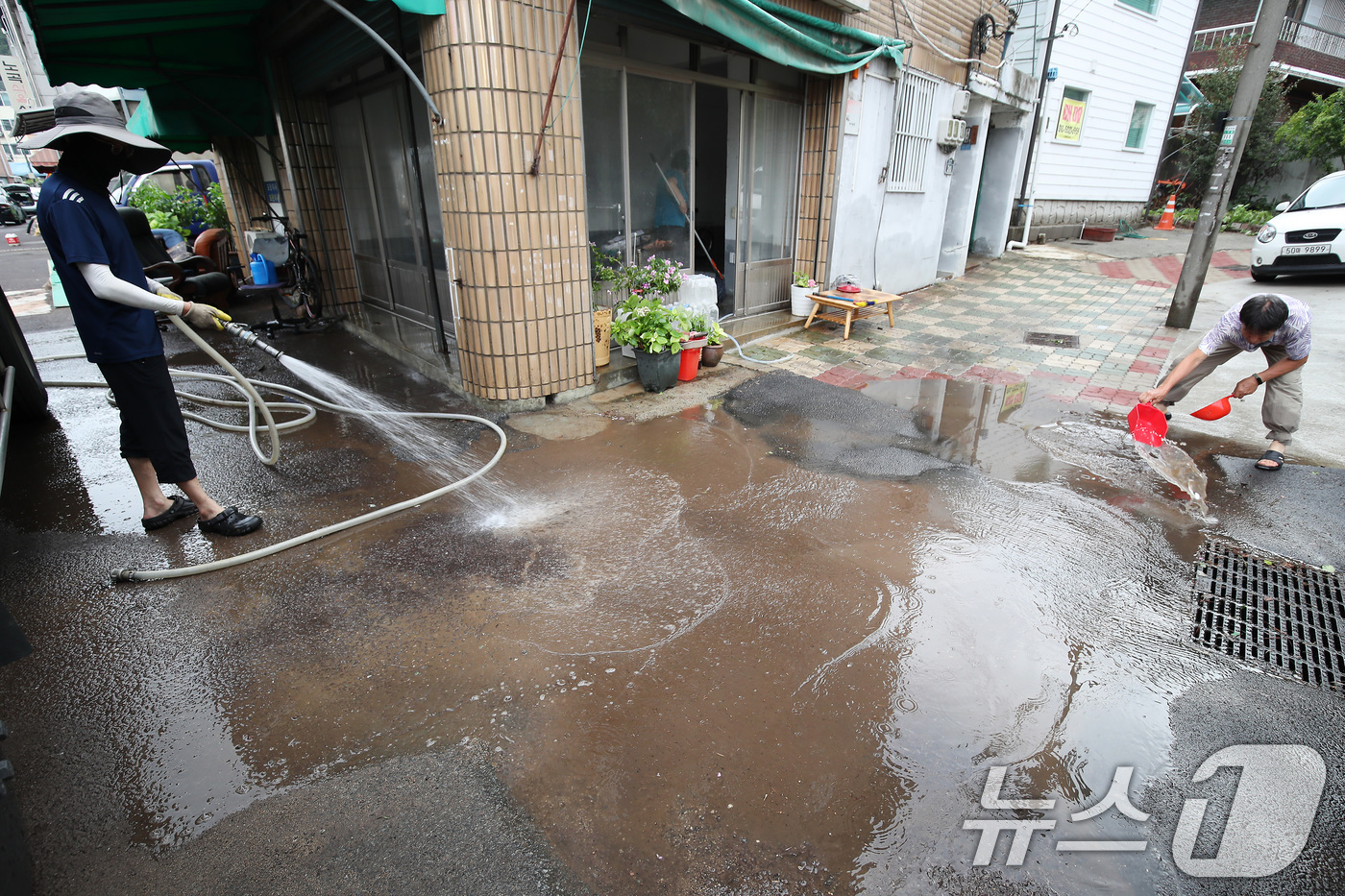 (대구=뉴스1) 공정식 기자 = 18일 오전 대구 북구 노곡동에서 주민과 살수차 업체 직원이 전날 침수됐던 현장에서 물청소를 하고 있다. 2025.7.18/뉴스1
