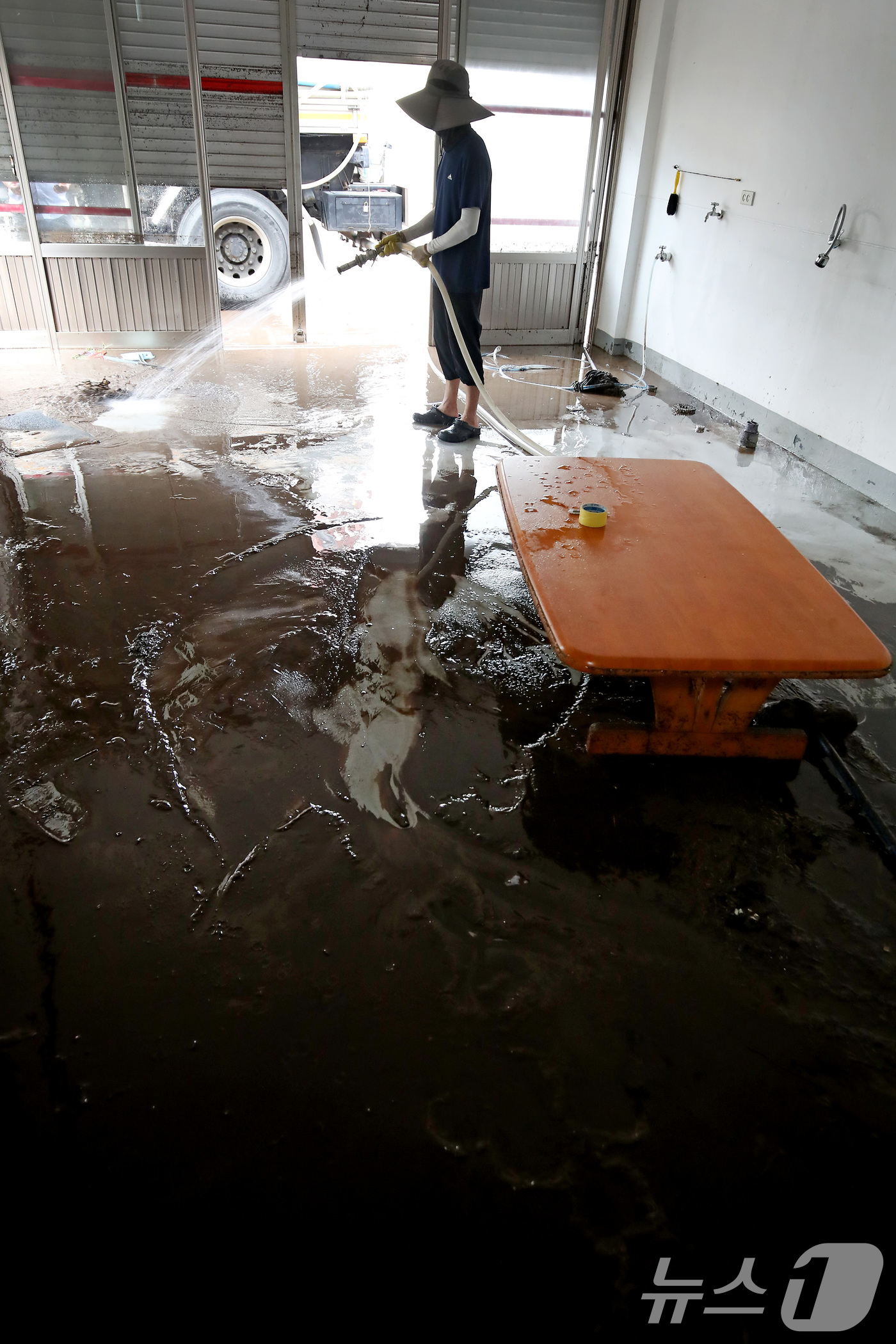 (대구=뉴스1) 공정식 기자 = 18일 오전 대구 북구 노곡동에서 살수차 업체 직원이 전날 침수됐던 현장에서 물청소를 하고 있다. 2025.7.18/뉴스1