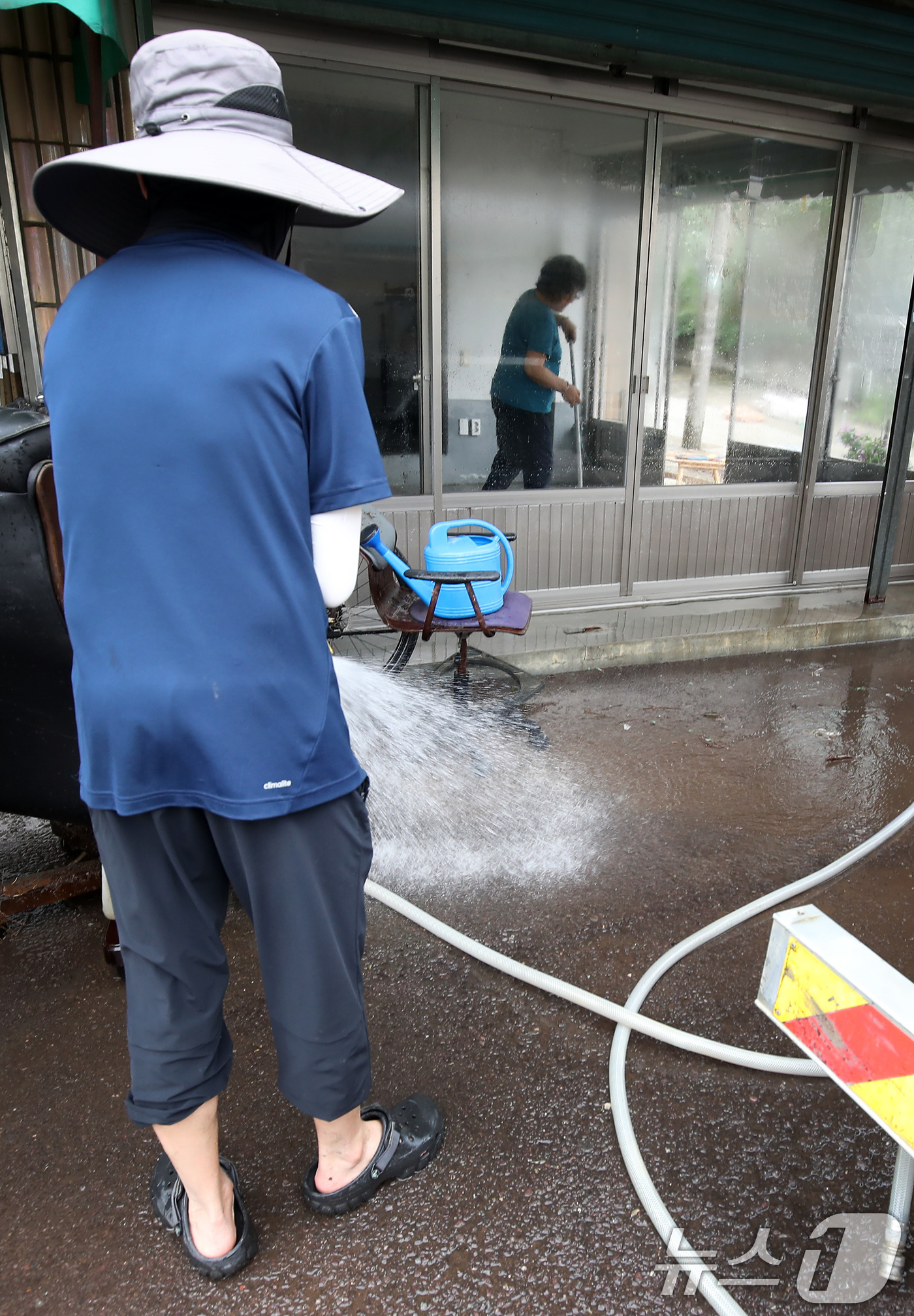 (대구=뉴스1) 공정식 기자 = 18일 오전 대구 북구 노곡동에서 주민과 살수차 업체 직원이 전날 침수됐던 현장에서 물청소를 하고 있다. 2025.7.18/뉴스1