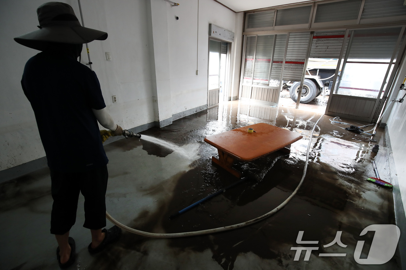 (대구=뉴스1) 공정식 기자 = 18일 오전 대구 북구 노곡동에서 살수차 업체 직원이 전날 침수됐던 현장에서 물청소를 하고 있다. 2025.7.18/뉴스1