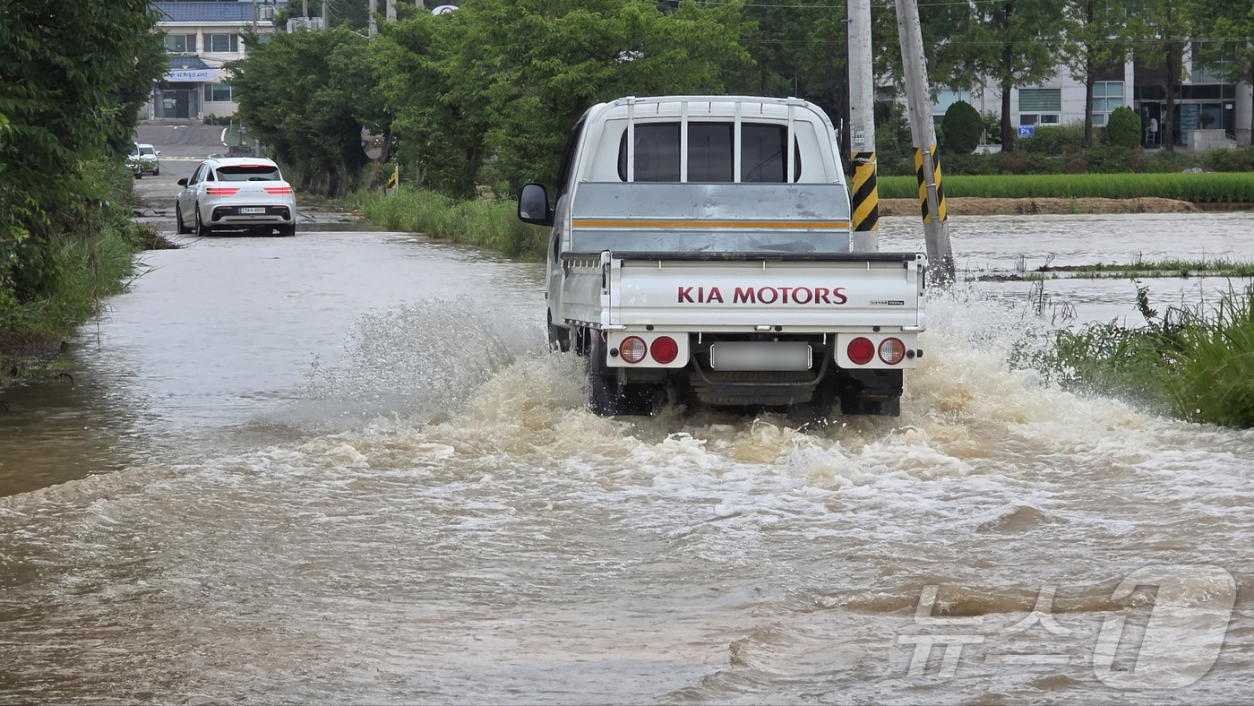 (아산=뉴스1) 이시우 기자 = 18일 충남 아산시 염치읍 행정복지센터 일대가 지난 폭우로 물에 잠겨 이 일대를 지나는 차량들이 위태롭게 운행하고 있다. 2025.7.18/뉴스1