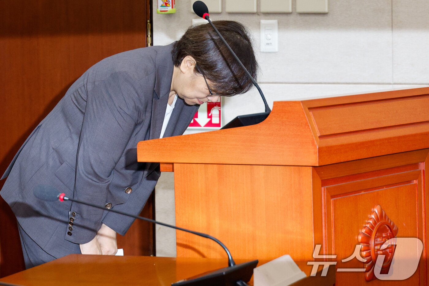 본문 이미지 - 정은경 보건복지부 장관 후보자가 18일 오전 서울 여의도 국회 보건복지위원회에서 열린 인사청문회에 출석해 모두 발언을 마친 뒤 인사하고 있다. 2025.7.18/뉴스1 ⓒ News1 안은나 기자