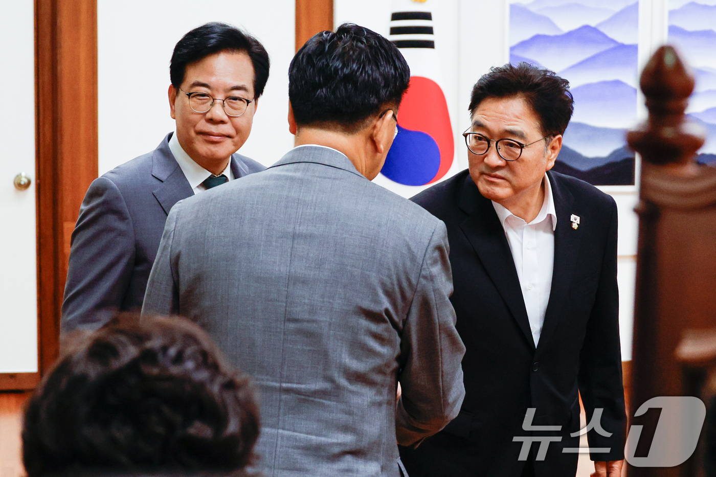 (서울=뉴스1) 안은나 기자 = 송언석 국민의힘 비상대책위원장 겸 원내대표와 법제사법위원회 소속 위원들이 18일 오전 권성동 의원실 등 특검 압수수색 영장남발 협조 관련 서울 여의 …