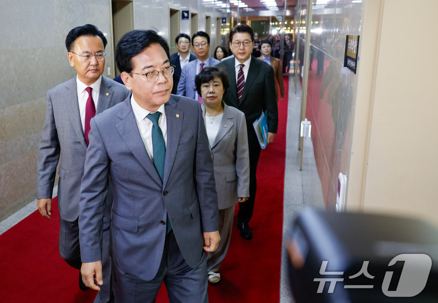 (서울=뉴스1) 안은나 기자 = 송언석 국민의힘 비상대책위원장 겸 원내대표와 법제사법위원회 소속 위원들이 18일 오전 권성동 의원실 등 특검 압수수색 영장남발 협조 관련 서울 여의 …