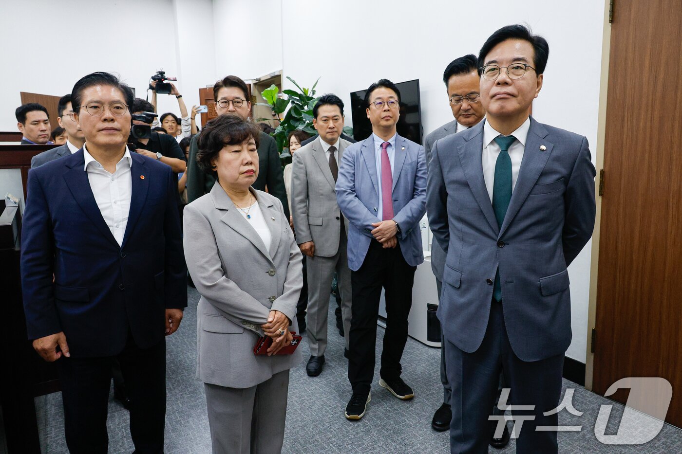 본문 이미지 - 송언석 국민의힘 비상대책위원장 겸 원내대표와 법제사법위원회 소속 위원들이 18일 오전 권성동 의원실 등 특검 압수수색 영장남발 협조 관련 서울 여의도 국회 국회의장실을 항의 방문하고 있다. 2025.7.18/뉴스1 ⓒ News1 안은나 기자