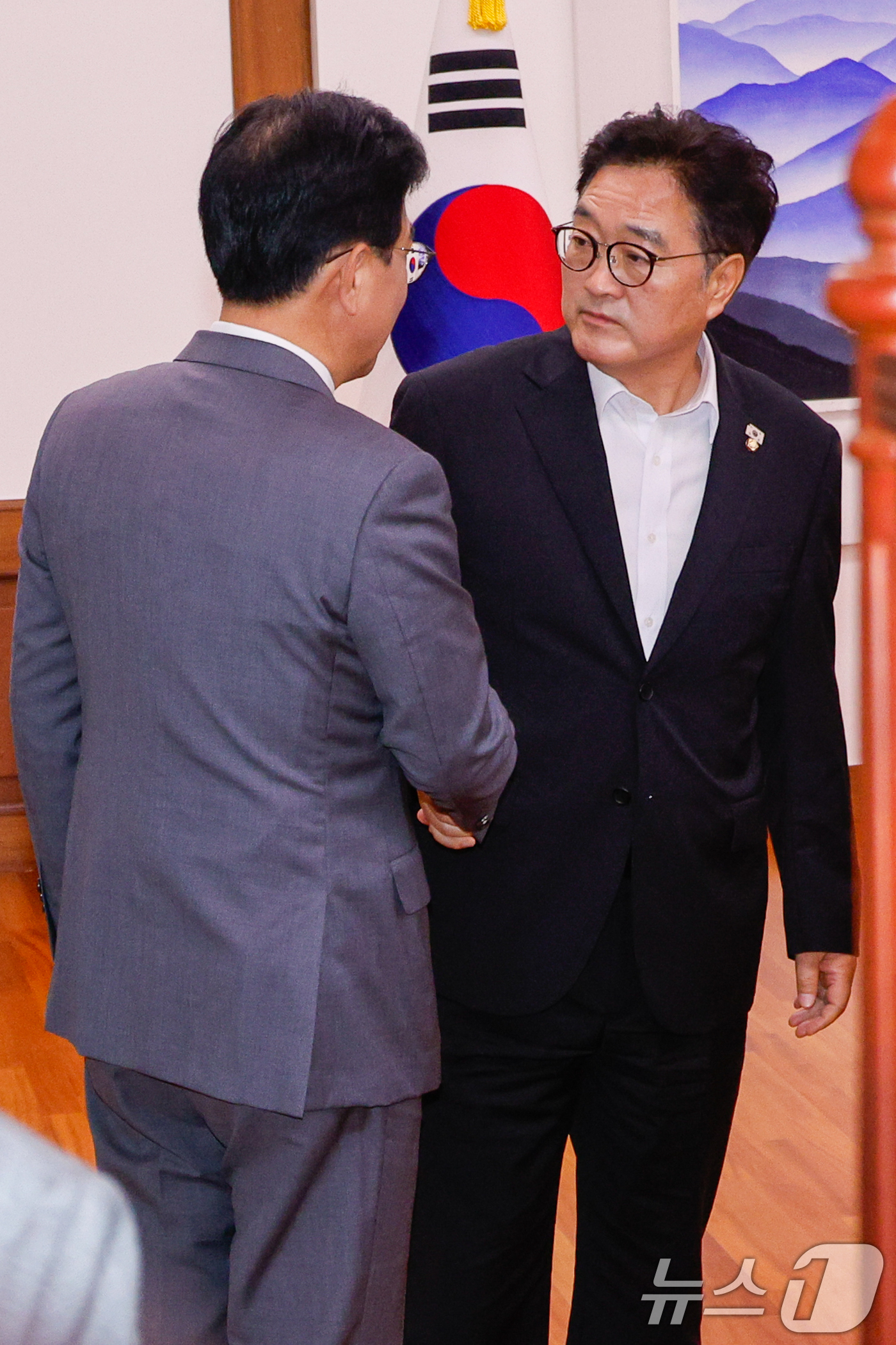 (서울=뉴스1) 안은나 기자 = 송언석 국민의힘 비상대책위원장 겸 원내대표와 법제사법위원회 소속 위원들이 18일 오전 권성동 의원실 등 특검 압수수색 영장남발 협조 관련 서울 여의 …
