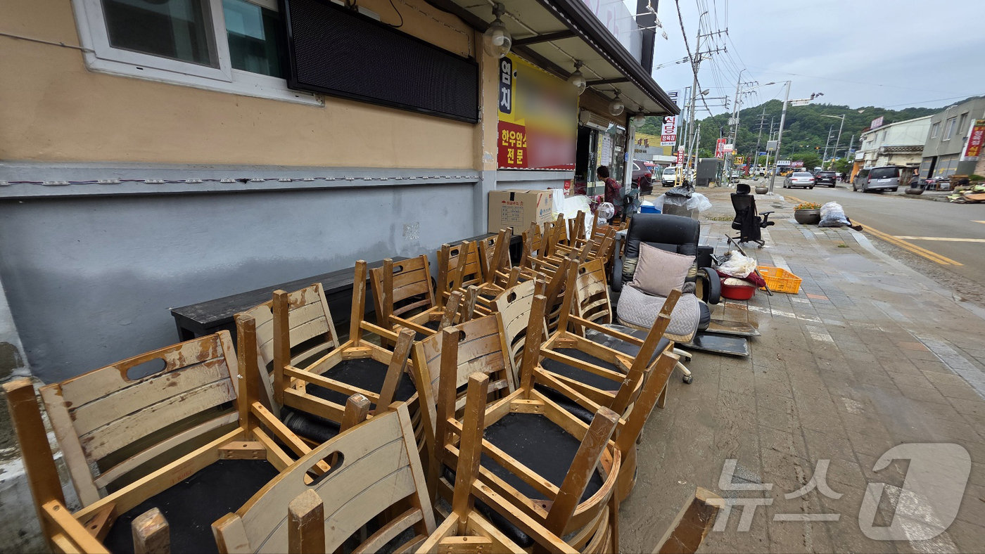 (아산=뉴스1) 이시우 기자 = 18일 충남 아산시 염치읍 한우거리 식당 직원들이 지난 폭우로 물에 잠겼던 가재도구와 내부 집기류를 정리하고 있다. 2025.7.18./뉴스1