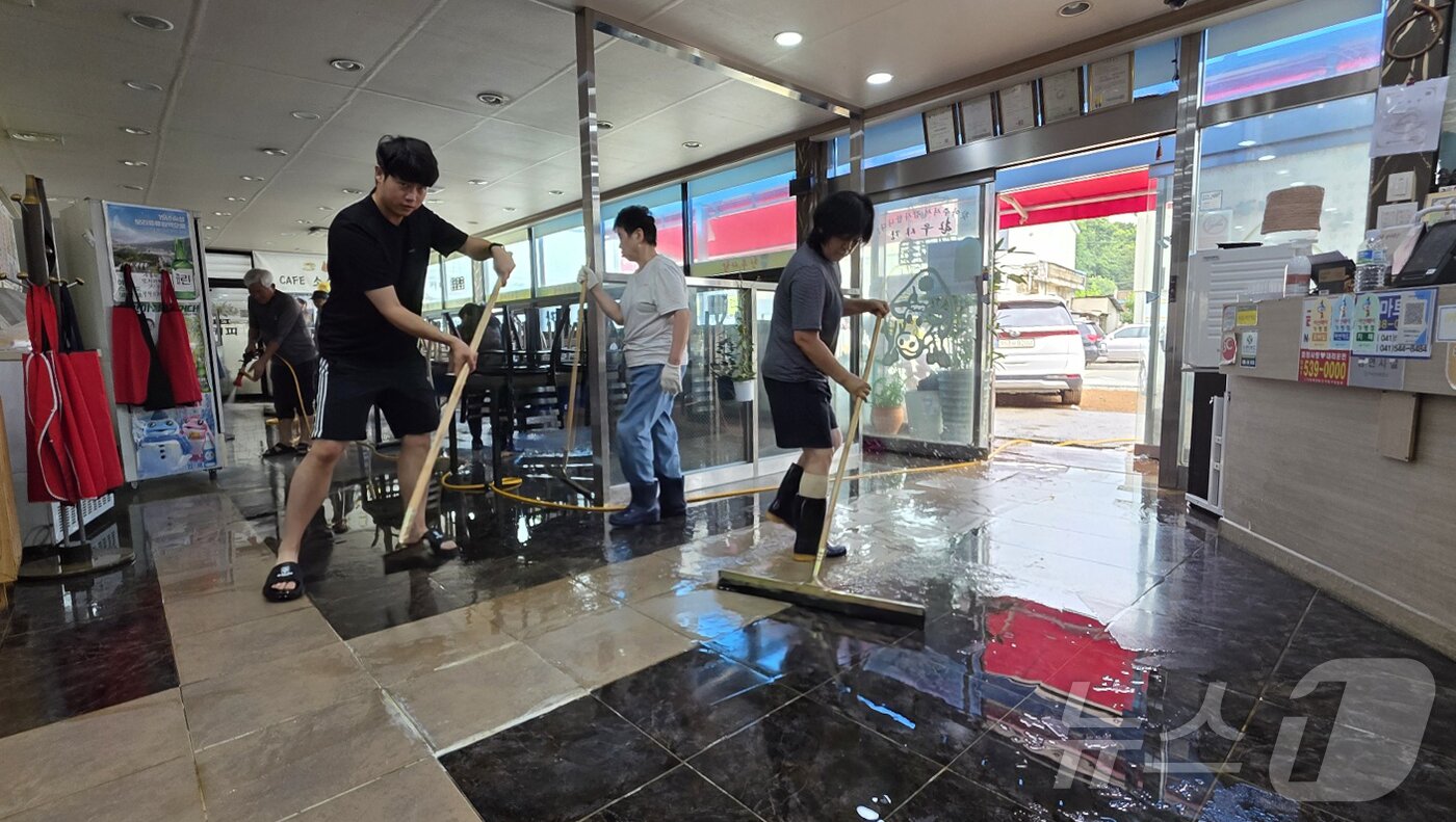 본문 이미지 - 18일 충남 아산시 염치읍 한우거리 식당 직원들이 지난 폭우로 물에 잠겼던 가재도구와 내부 집기류를 정리하고 있다. 2025.7.18./뉴스1 ⓒ News1 이시우 기자