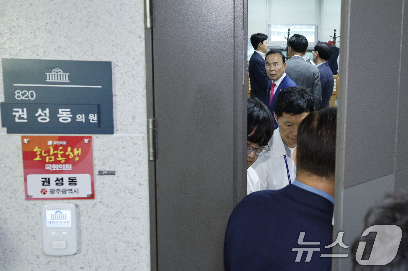 본문 이미지 - 김건희 여사의 각종 의혹을 수사하는 민중기 특별검사팀이 &#39;건진법사-통일교 의혹&#39; 관련해 권성동 국민의힘 의원에 대한 강제수사에 착수한 18일 서울 여의도 국회 의원회관 권 의원실에 박덕흠, 권영세 등 국민의힘 의원들이 집결하고 있다. 2025.7.18/뉴스1 ⓒ News1 안은나 기자
