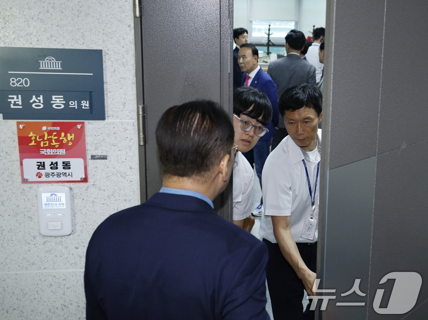 본문 이미지 - 김건희 여사의 각종 의혹을 수사하는 민중기 특별검사팀이 &#39;건진법사-통일교 의혹&#39; 관련해 권성동 국민의힘 의원에 대한 강제수사에 착수한 18일 서울 여의도 국회 의원회관 권 의원실에 박덕흠, 권영세 등 국민의힘 의원들이 집결하고 있다. 2025.7.18/뉴스1 ⓒ News1 안은나 기자