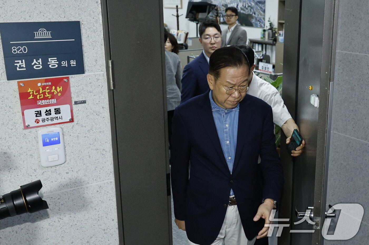 본문 이미지 - 김건희 여사의 각종 의혹을 수사하는 민중기 특별검사팀이 &#39;건진법사-통일교 의혹&#39; 관련해 권성동 국민의힘 의원에 대한 강제수사에 착수한 18일 서울 여의도 국회 의원회관 권 의원실에 국민의힘 의원들이 집결하는 가운데 권영세 의원이 나오고 있다. 2025.7.18/뉴스1 ⓒ News1 안은나 기자