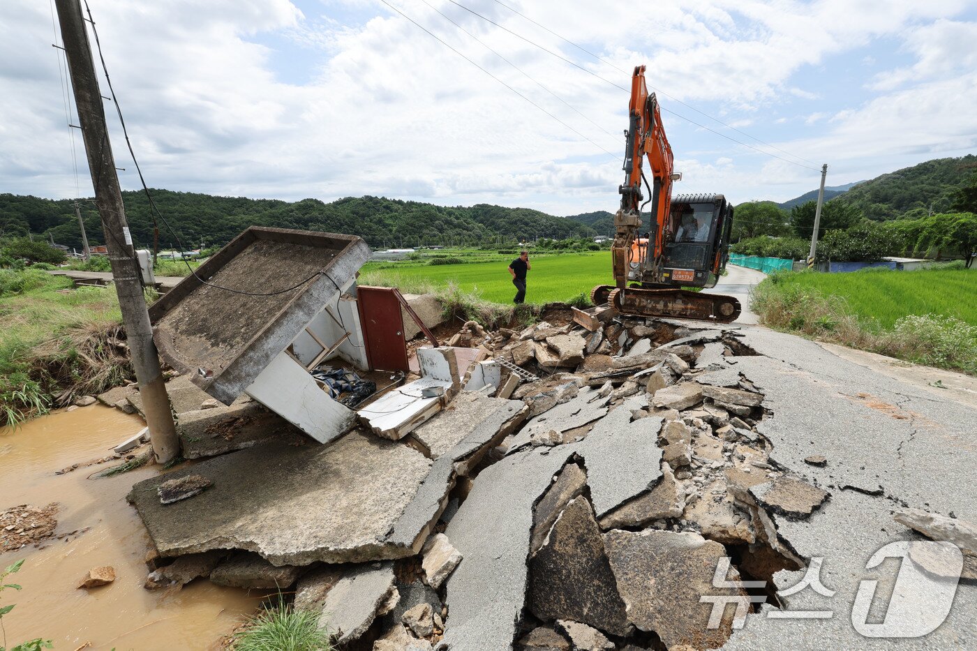 본문 이미지 - 한 대형관정이 붕괴되어 끊킨 길을 긴급복구 하고 있다. 2025.7.18/뉴스1 ⓒ News1 박지현 기자