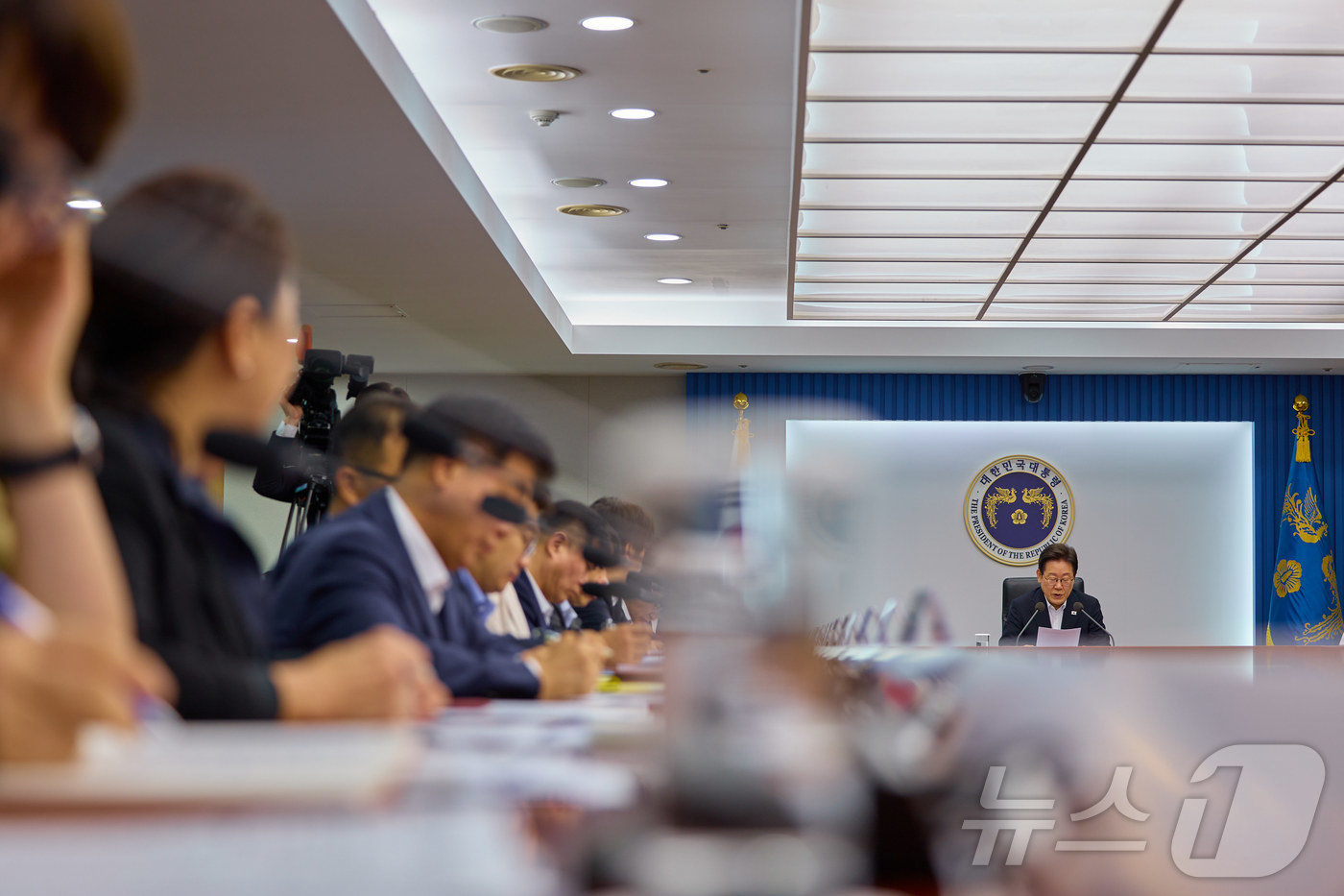 (서울=뉴스1) 이재명 기자 = 이재명 대통령이 지난 17일 서울 용산 대통령실 청사에서 열린 4차 수석·보좌관 회의에서 발언을 하고 있다. (이재명 대통령 SNS. 재판매 및 D …
