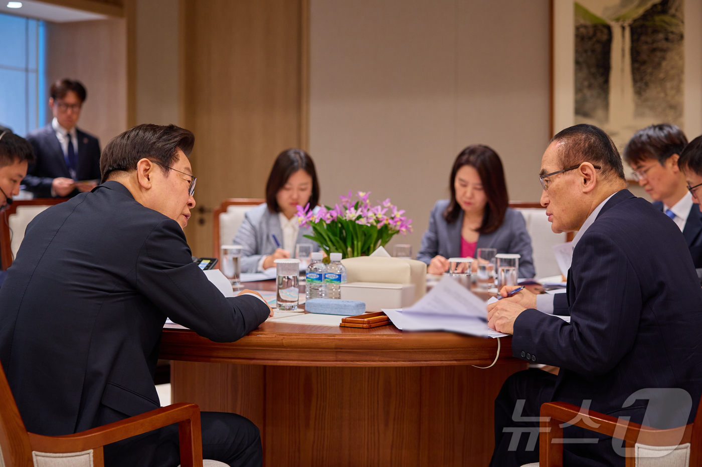 (서울=뉴스1) 이재명 기자 = 이재명 대통령과 위성락 국가안보실장을 비롯한 참모진들이 지난17일 서울 용산 대통령실 청사에서 레젭 타입 에르도안 튀르키예 대통령과 전화 통화를 준 …