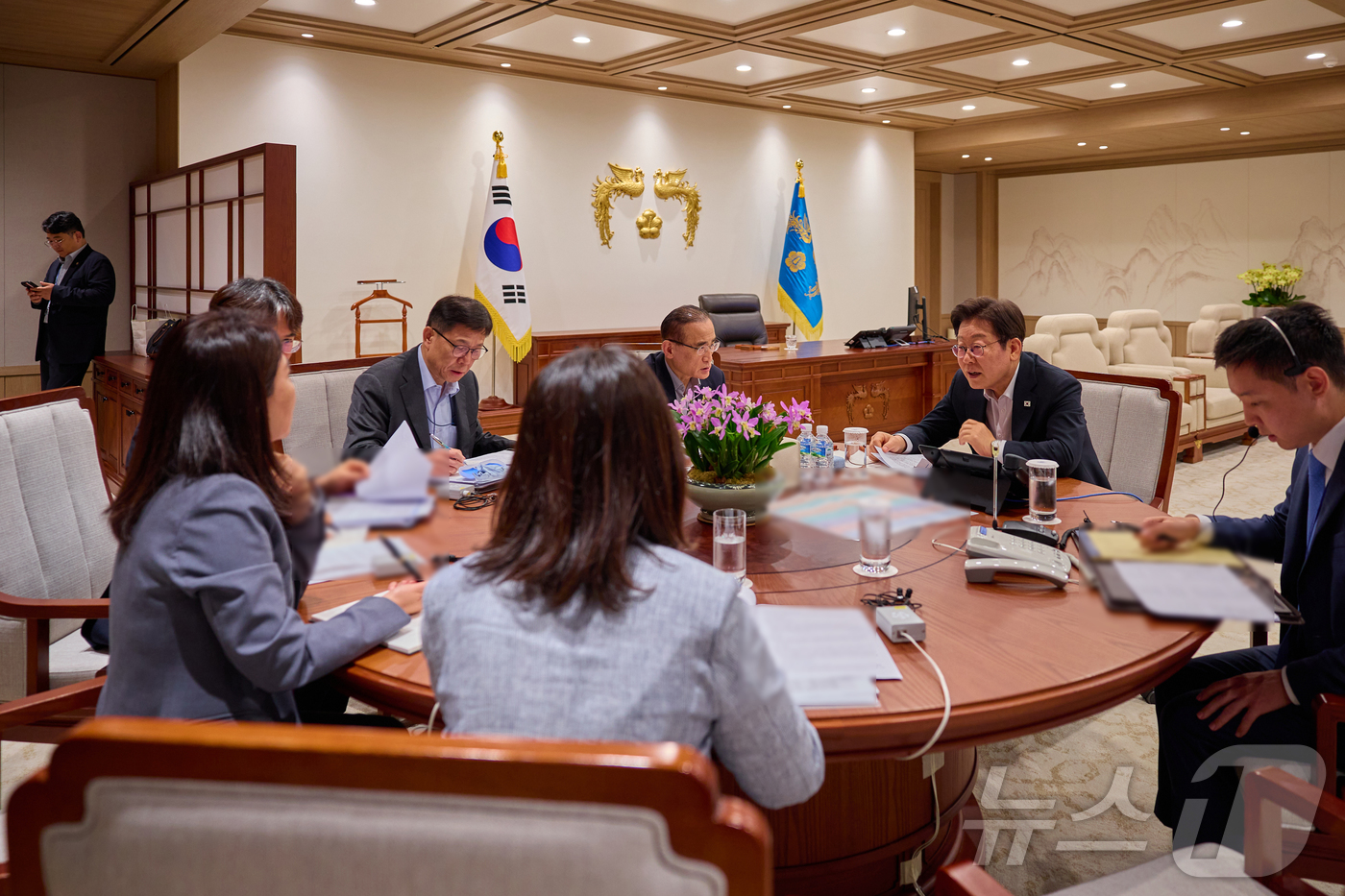 (서울=뉴스1) 이재명 기자 = 이재명 대통령과 위성락 국가안보실장을 비롯한 참모진들이 지난17일 서울 용산 대통령실 청사에서 레젭 타입 에르도안 튀르키예 대통령과 전화 통화를 준 …