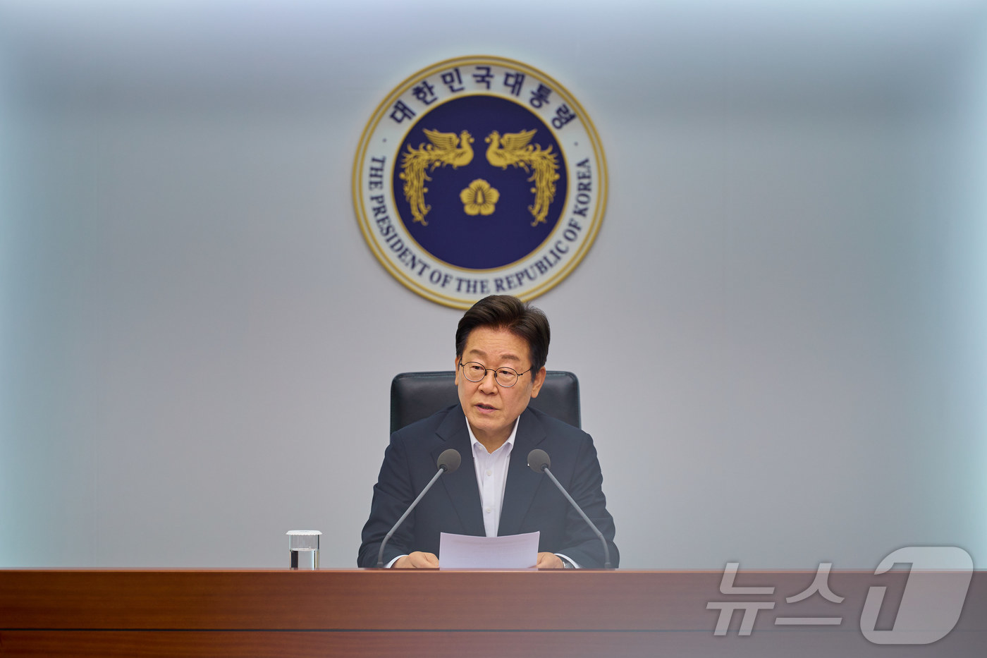 (서울=뉴스1) 이재명 기자 = 이재명 대통령이 지난 17일 서울 용산 대통령실 청사에서 열린 4차 수석·보좌관 회의에서 발언을 하고 있다. (이재명 대통령 SNS. 재판매 및 D …