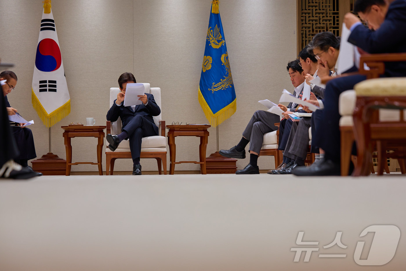 (서울=뉴스1) 이재명 기자 = 이재명 대통령이 지난 17일 서울 용산 대통령실 청사에서 티타임 도중 자료를 살펴보고 있다. (이재명 대통령 SNS. 재판매 및 DB 금지) 202 …