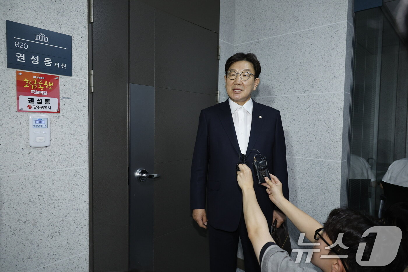 본문 이미지 - 김건희 여사의 각종 의혹을 수사하는 민중기 특별검사팀이 &#39;건진법사-통일교 의혹&#39; 관련해 권성동 국민의힘 의원에 대한 강제수사에 착수한 18일 서울 여의도 국회 의원회관에서 권 의원이 입장을 말하고 있다. 2025.7.18/뉴스1 ⓒ News1 안은나 기자