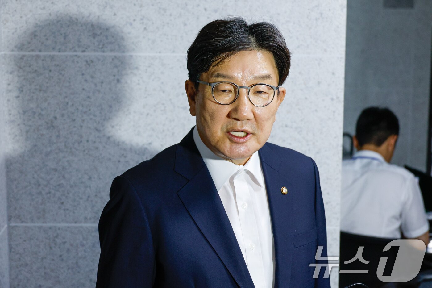 본문 이미지 - 권성동 국민의힘 의원이 18일 서울 여의도 국회 의원회관 자신의 의원실 앞에서 김건희 특검의 &#39;건진법사-통일교 의혹&#39; 압수수색 관련 입장을 밝히고 있다. 2025.7.18/뉴스1 ⓒ News1 안은나 기자