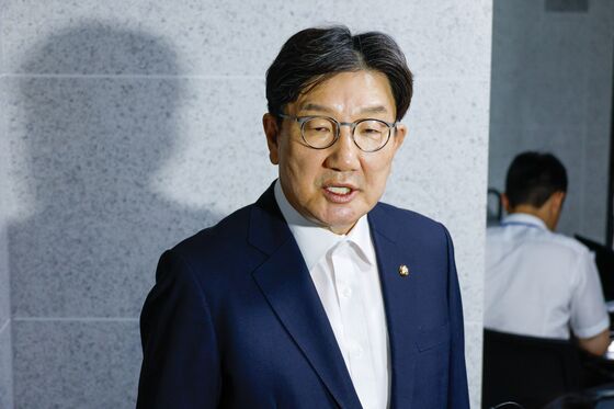 권성동 '위장마스크 쓰고 골프' 보도에 "악의적 왜곡"