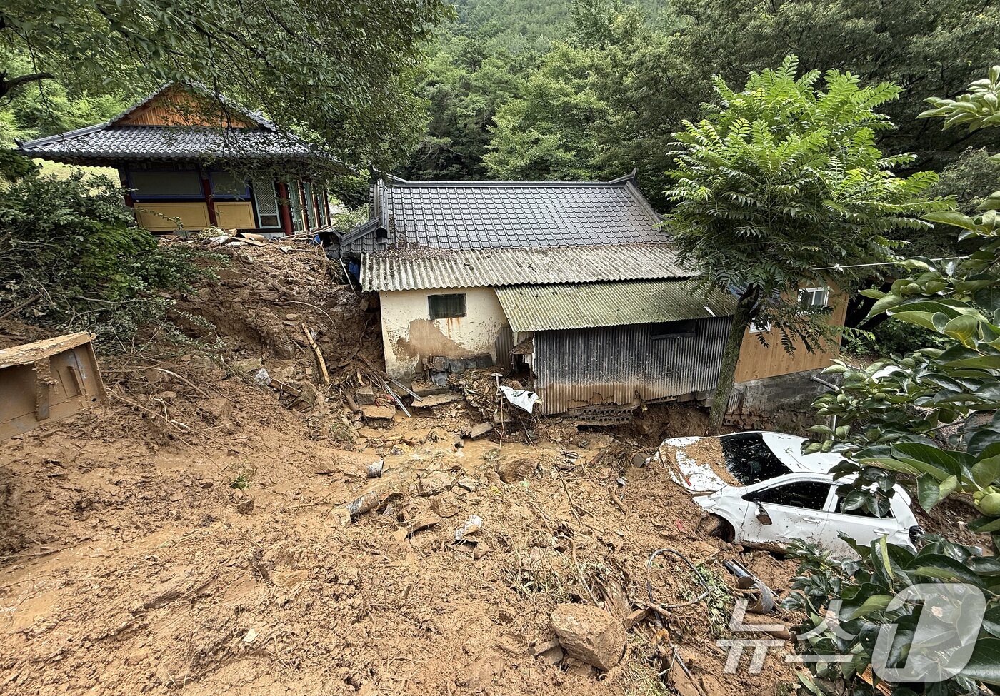 본문 이미지 - 18일 경북 청도군 청도읍 구미리 주택 옆에 차량 1대가 전날 집중호우 때 쏟아진 토사에 파묻혀 있다. &#40;독자 제공. 재판매 및 DB금지&#41; 2025.7.18/뉴스1 ⓒ News1 공정식 기자