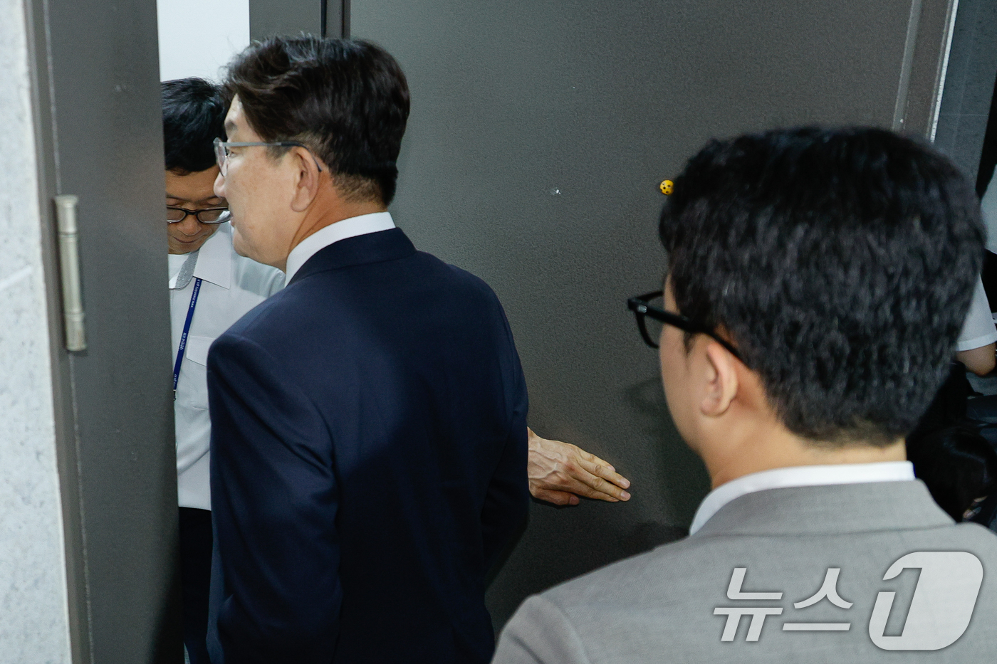 (서울=뉴스1) 안은나 기자 = 권성동 국민의힘 의원이 18일 서울 여의도 국회 의원회관에서 특검의 압수수색 관련 입장을 밝힌 뒤 의원실로 들어가고 있다. 2025.7.18/뉴스1 …