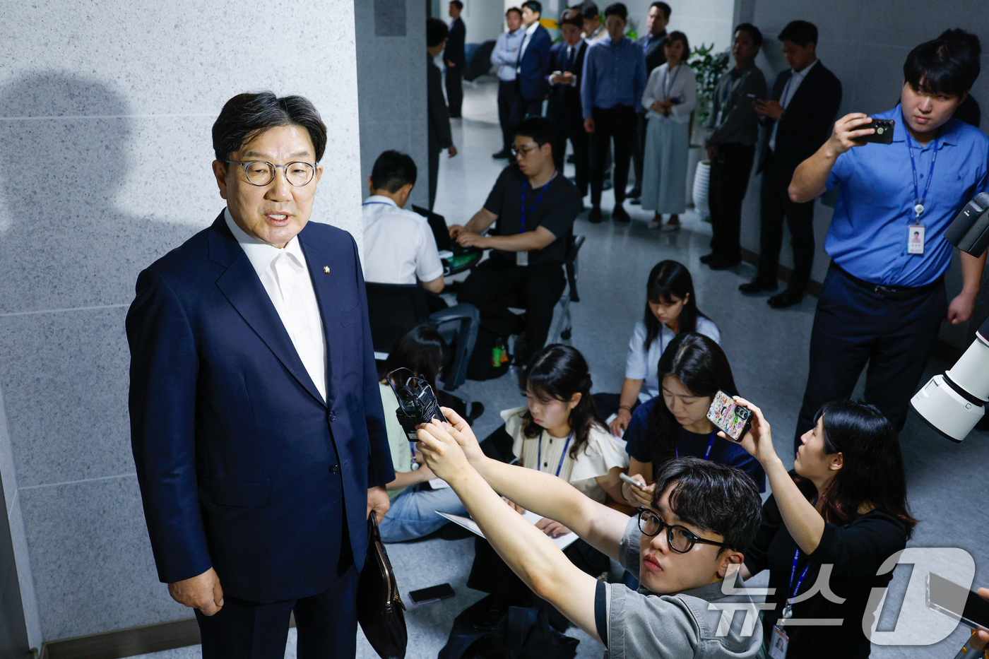 (서울=뉴스1) 안은나 기자 = 권성동 국민의힘 의원이 18일 서울 여의도 국회 의원회관 자신의 의원실 앞에서 김건희 특검의 '건진법사-통일교 의혹' 압수수색 관련 입장을 밝히고 …