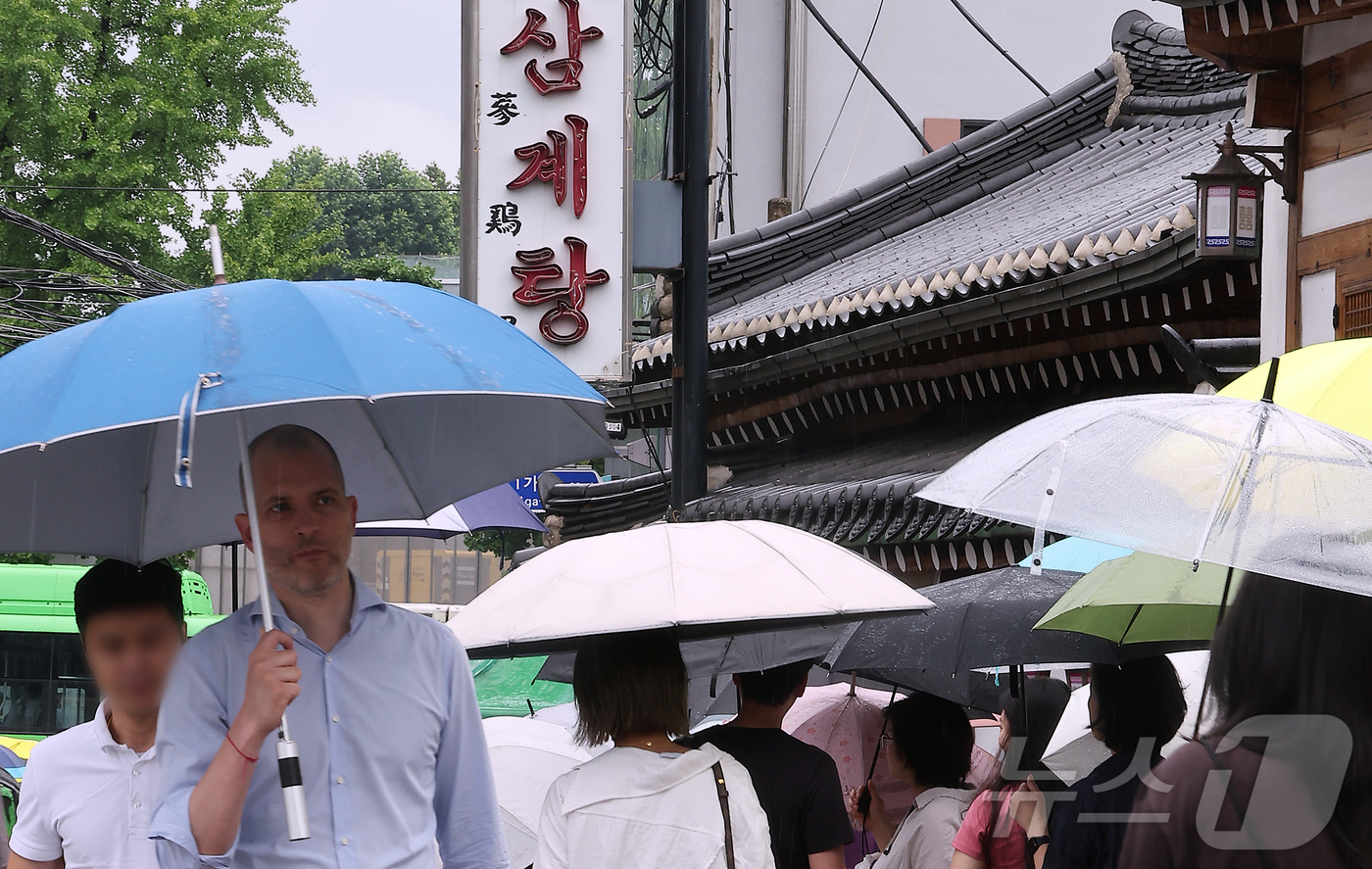 (서울=뉴스1) 김진환 기자 = 초복을 이틀 앞둔 18일 서울 종로구의 한 삼계탕 전문점을 찾은 시민들이 줄을 지어 입장 순서를 기다리고 있다. 2024.7.18/뉴스1