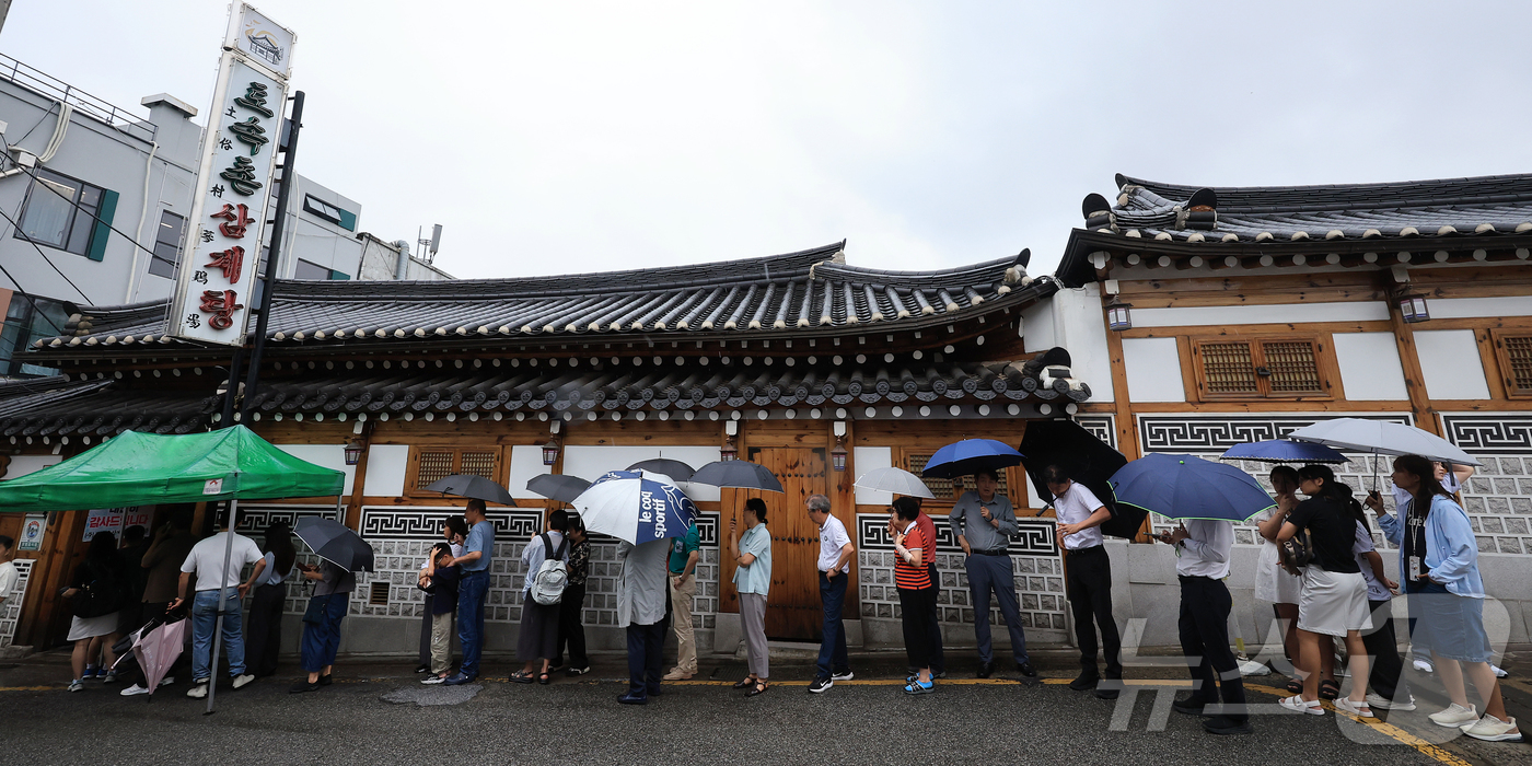 (서울=뉴스1) 김진환 기자 = 초복을 이틀 앞둔 18일 서울 종로구의 한 삼계탕 전문점을 찾은 시민들이 줄을 지어 입장 순서를 기다리고 있다. 2024.7.18/뉴스1