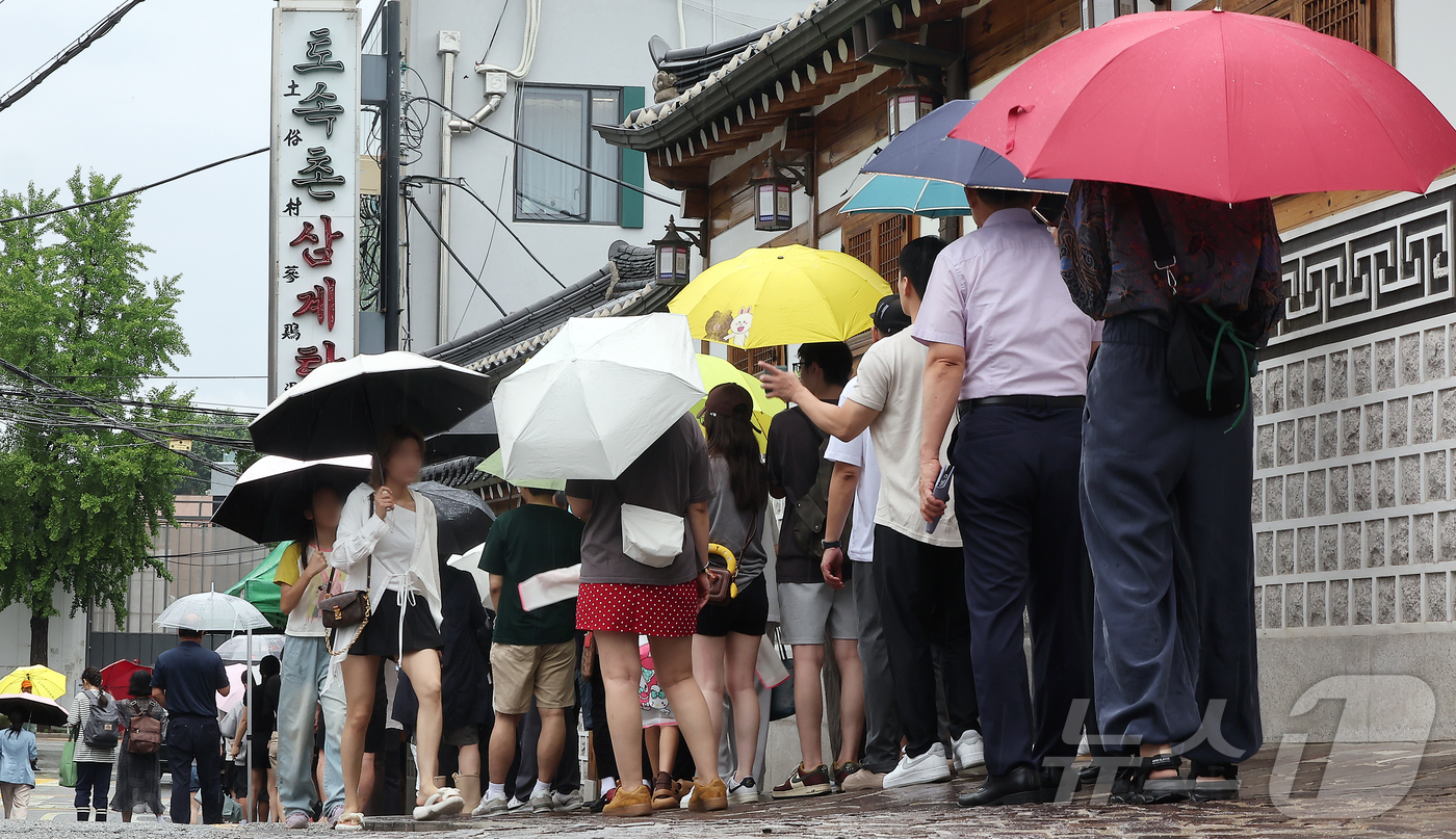 (서울=뉴스1) 김진환 기자 = 초복을 이틀 앞둔 18일 서울 종로구의 한 삼계탕 전문점을 찾은 시민들이 줄을 지어 입장 순서를 기다리고 있다. 2024.7.18/뉴스1