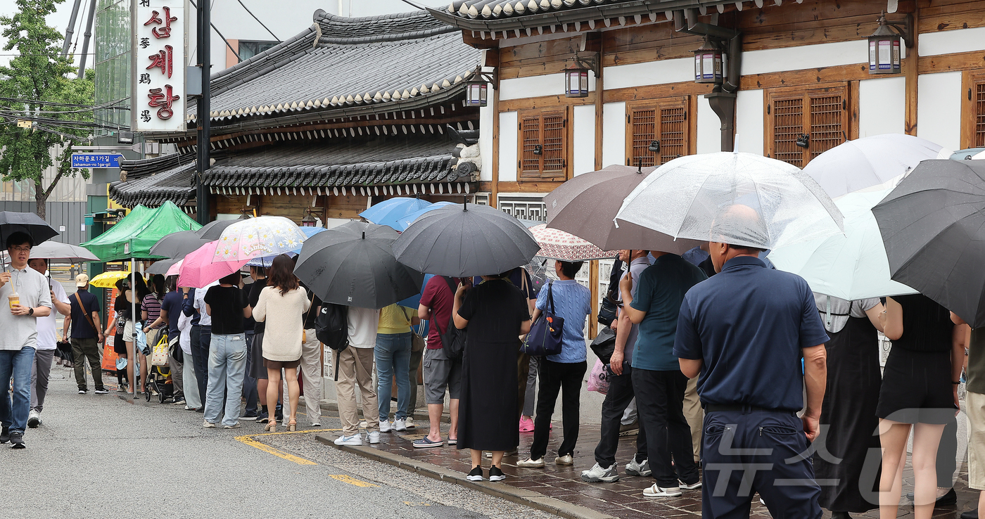 (서울=뉴스1) 김진환 기자 = 초복을 이틀 앞둔 18일 서울 종로구의 한 삼계탕 전문점을 찾은 시민들이 줄을 지어 입장 순서를 기다리고 있다. 2024.7.18/뉴스1