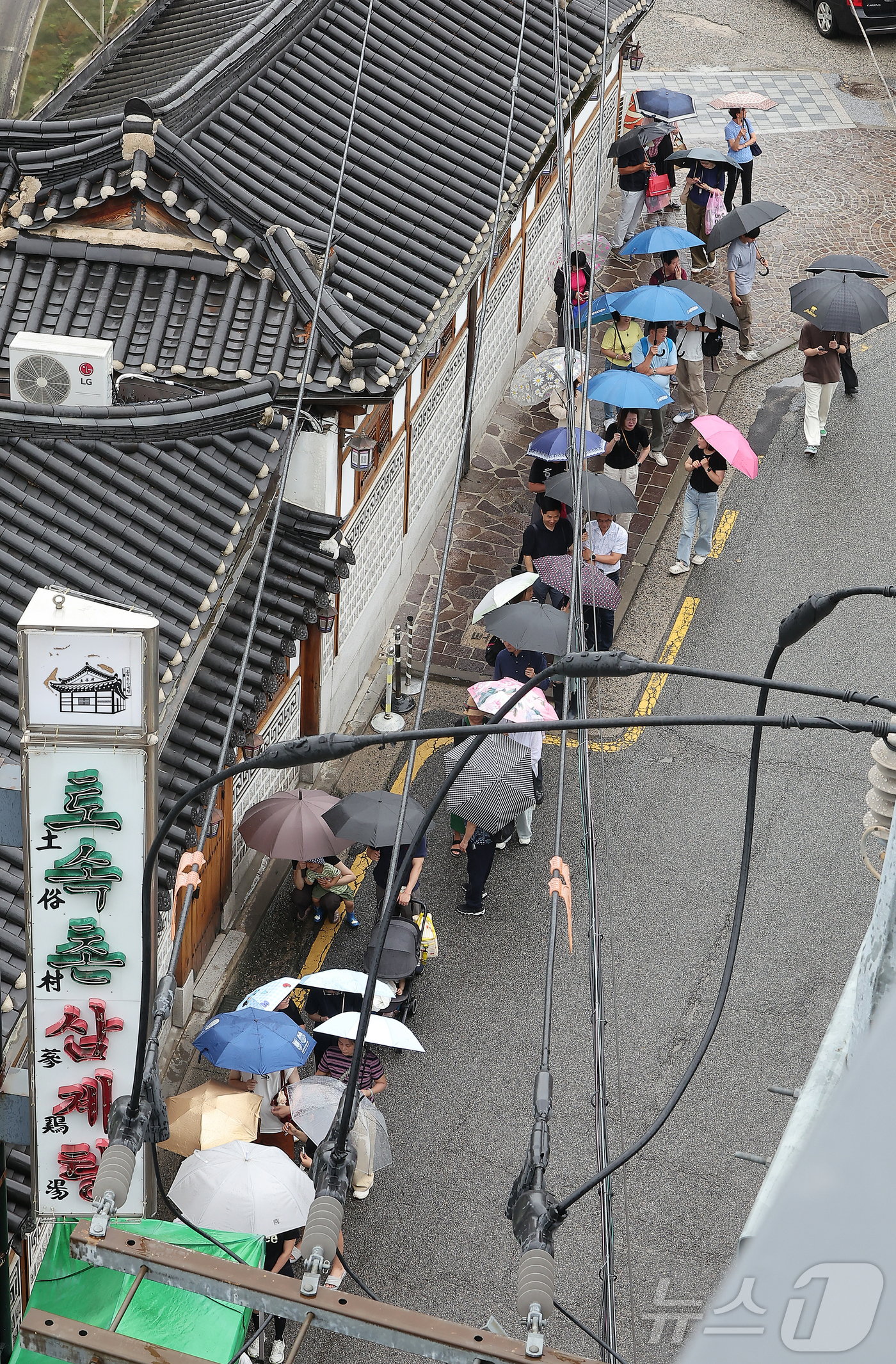(서울=뉴스1) 김진환 기자 = 초복을 이틀 앞둔 18일 서울 종로구의 한 삼계탕 전문점을 찾은 시민들이 줄을 지어 입장 순서를 기다리고 있다. 2024.7.18/뉴스1