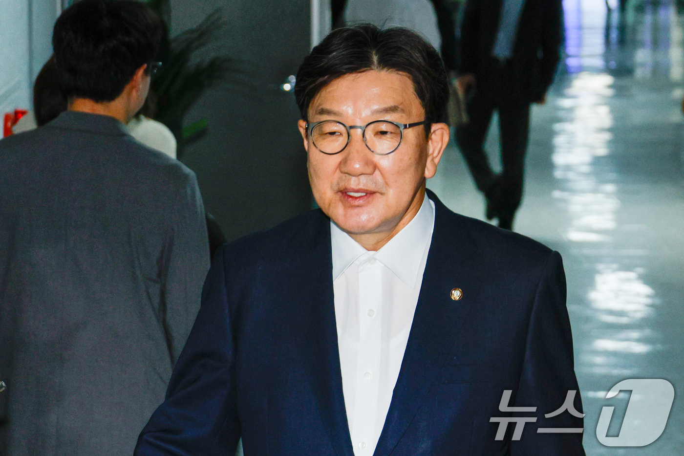 (서울=뉴스1) 안은나 기자 = 권성동 국민의힘 의원이 18일 서울 여의도 국회 의원회관에서 김건희 특검의 '건진법사-통일교 의혹' 압수수색 관련 입장을 밝히기 위해 의원실로 향하 …