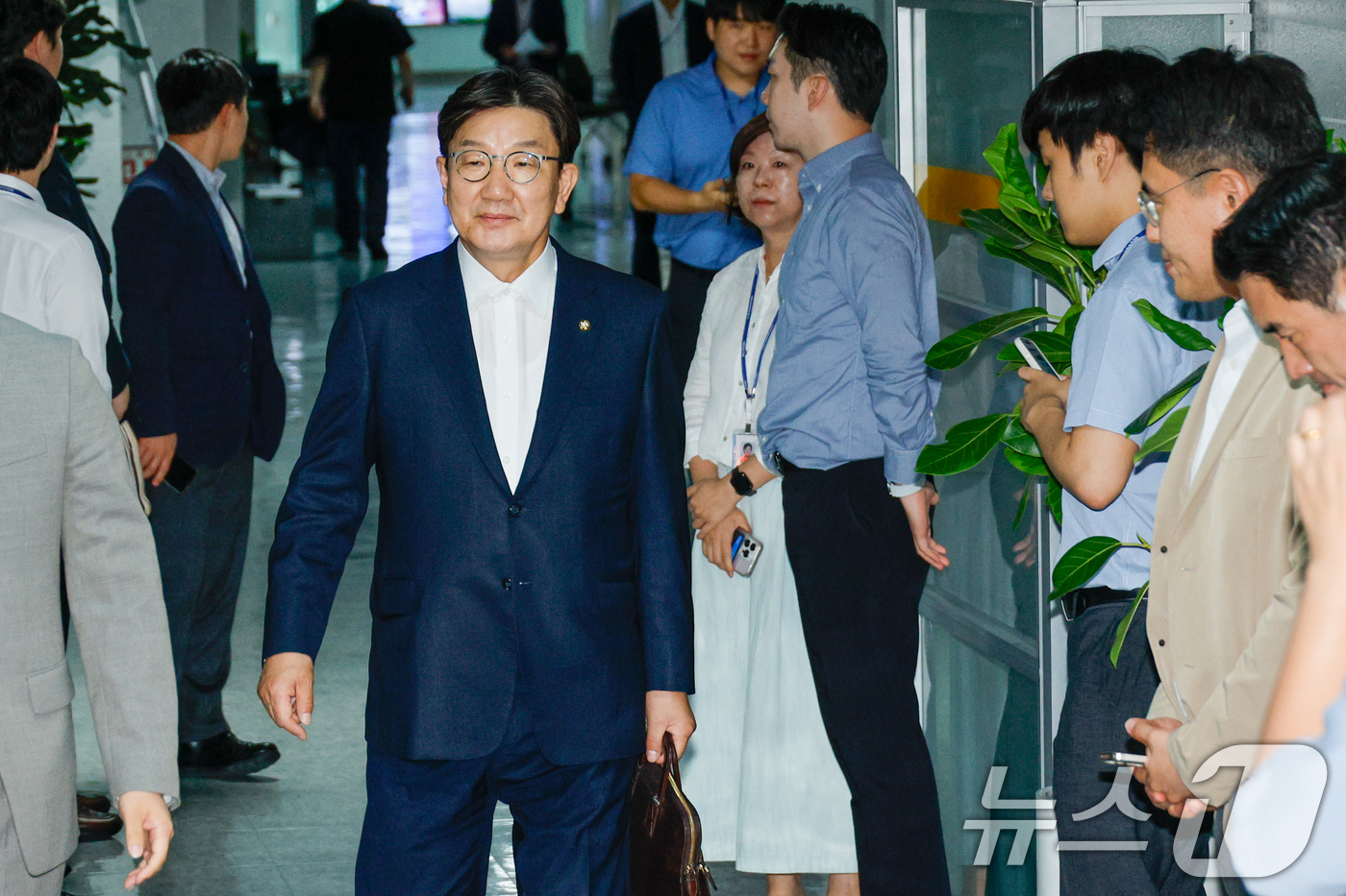 (서울=뉴스1) 안은나 기자 = 권성동 국민의힘 의원이 18일 서울 여의도 국회 의원회관에서 김건희 특검의 '건진법사-통일교 의혹' 압수수색 관련 입장을 밝히기 위해 의원실로 향하 …