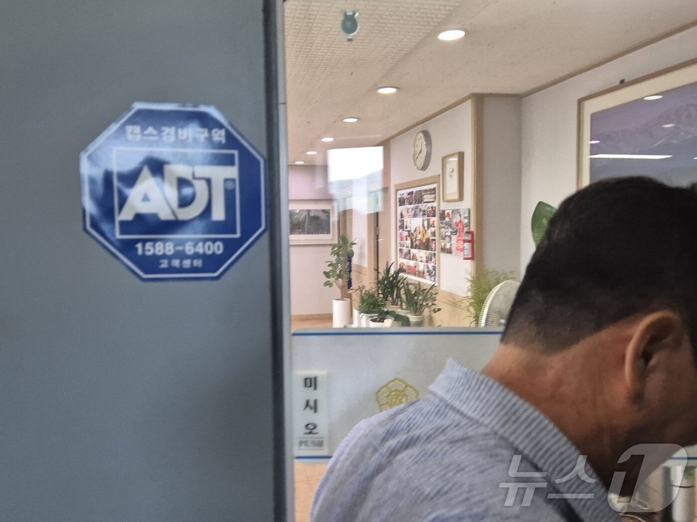 본문 이미지 - 김건희 특검 수사관들이 18일 오전 권성동 국민의힘 의원 강릉 지역구 사무실에서 압수수색을 진행 중이다. 사진은 지역구 보좌진이 사무실 안으로 들어가는 모습.2025.7.18/뉴스1 ⓒ News1 윤왕근 기자