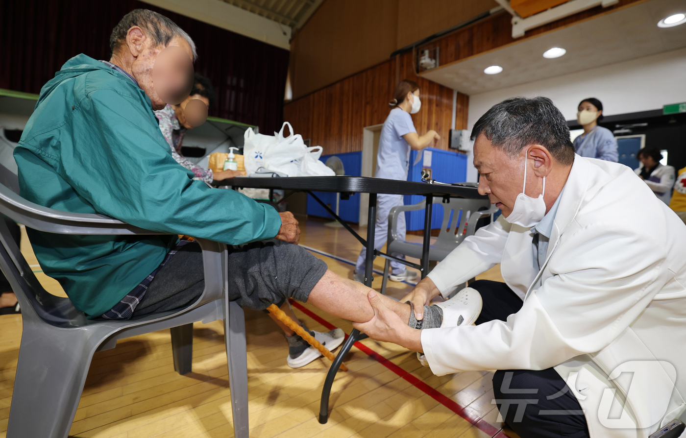 (대전=뉴스1) 김기태 기자 = 18일 충남 예산군 고덕중학교에 마련된 이재민 대피소에서 이재민들이 의료 진료를 받고 있다. 2025.7.18/뉴스1