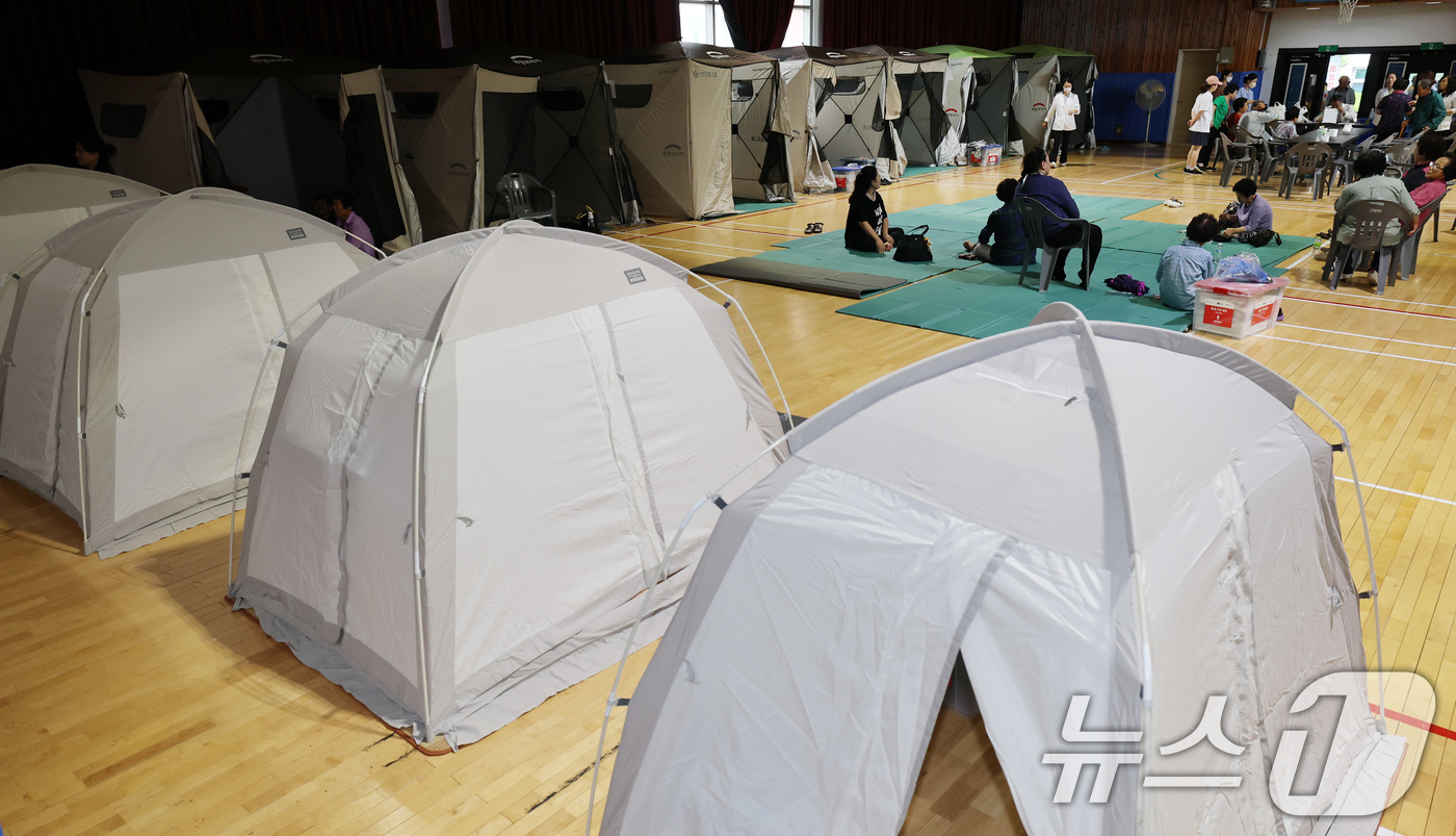 (예산=뉴스1) 김기태 기자 = 18일 충남 예산군 고덕중학교에 마련된 이재민 대피소에서 이재민들이 휴식을 취하고 있다. 2025.7.18/뉴스1