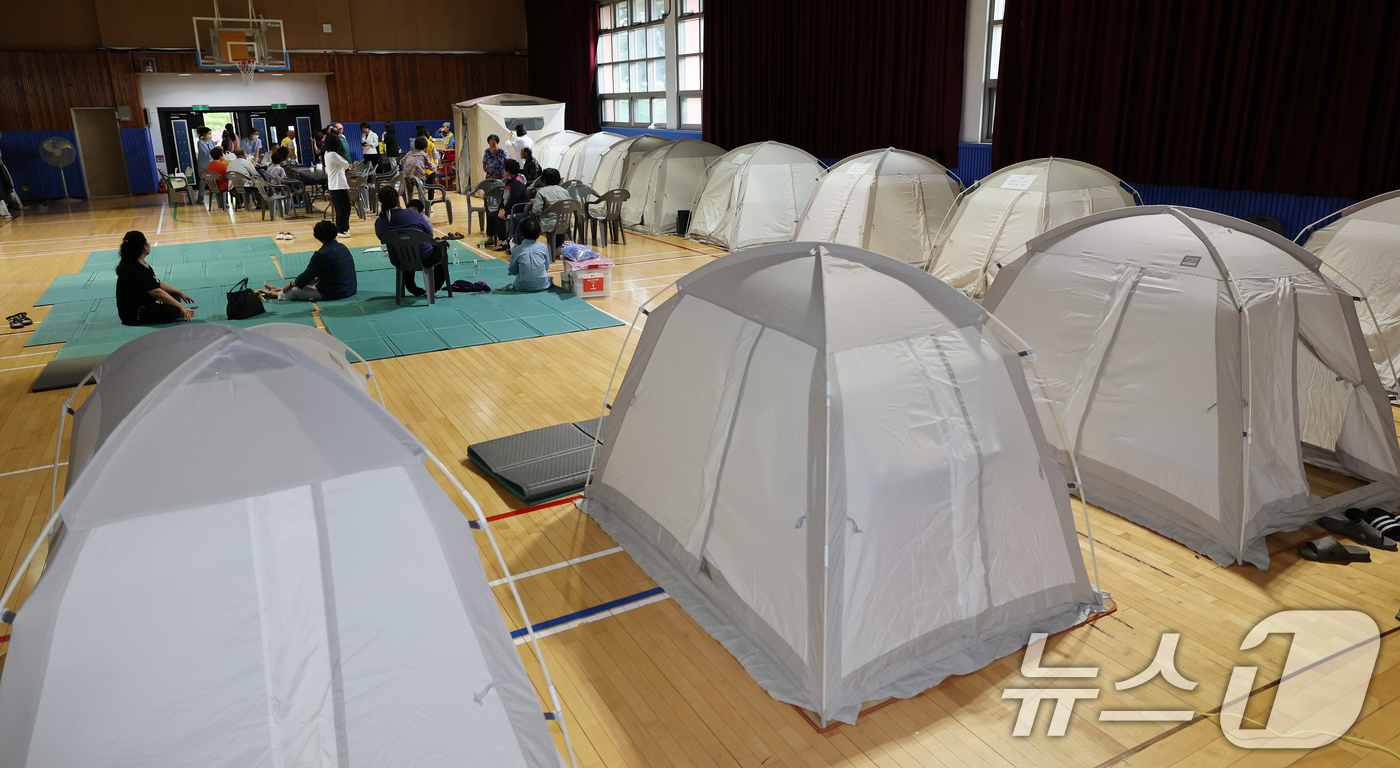 (예산=뉴스1) 김기태 기자 = 18일 충남 예산군 고덕중학교에 마련된 이재민 대피소에서 이재민들이 휴식을 취하고 있다. 2025.7.18/뉴스1