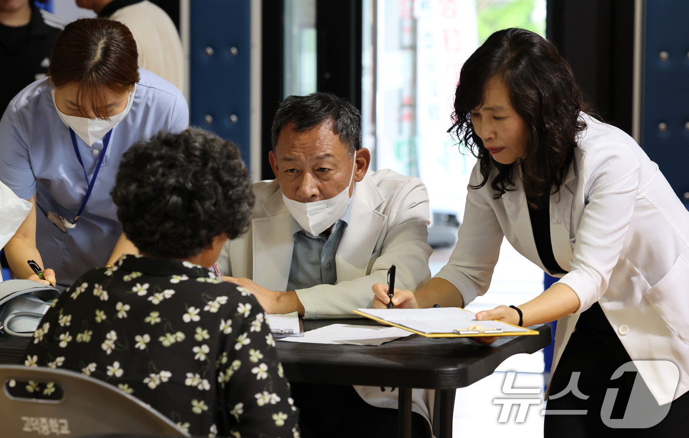 (예산=뉴스1) 김기태 기자 = 18일 충남 예산군 고덕중학교에 마련된 이재민 대피소에서 이재민들이 의료 진료를 받고 있다.  2025.7.18/뉴스1